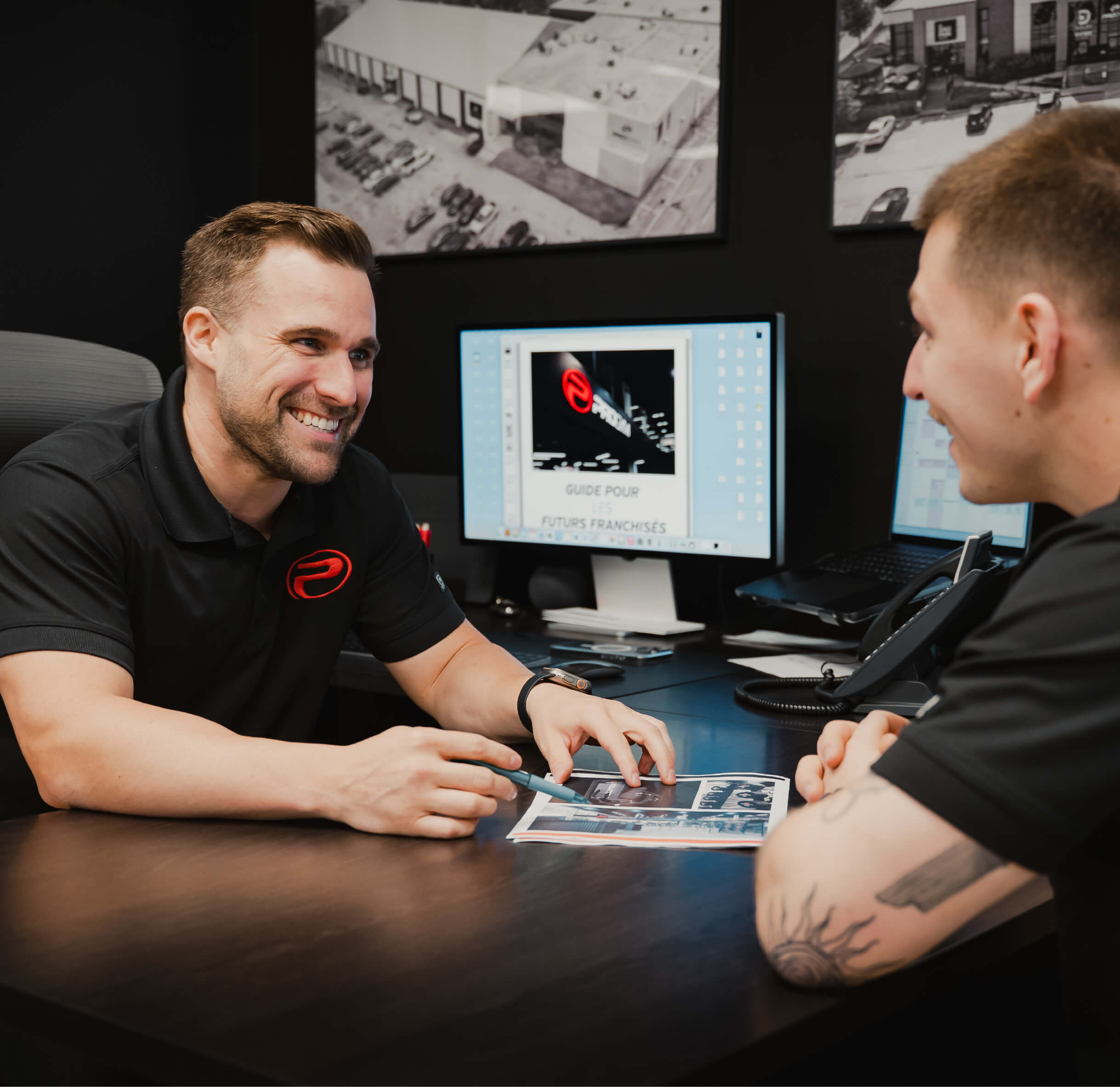 Rencontre entre un membre de la direction du ProGym et un futur franchisé dans un bureau